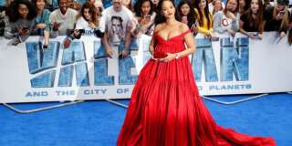 Rihanna pose sur le tapis rouge de la première européenne de Valerian et La Cité des Mille Planètes à Londres, REUTERS/Darren Staples