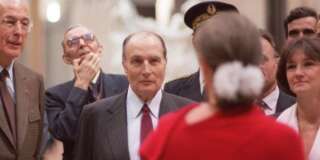 François Mitterrand inaugure le musée d'Orsay le 1er décembre 1986 à Paris, en présence de Valéry Giscard d'Estaing, Françoise Cachin, conservateur en chef et Anne Pingeot (en rouge, de dos), conservateur du musée d'Orsay.