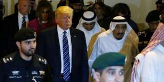 Le roi de l'Arabie Saoudite, Salman bin Abdulaziz Al Saud (centre droit, avec la tête blanche), donne au président américain Donald Trump (centre gauche) une visite lors d'une cérémonie de bienvenue au palais Al Murabba à Riyad, en Arabie Saoudite le 20 mai 2017. REUTERS / Jonathan Ernst