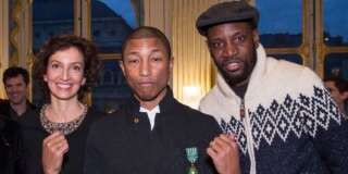 Pharrell Williams entouré de la ministre de la Culture Audrey Azoulay et du chanteur Abd Al Malik