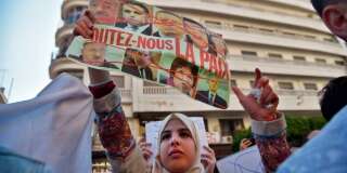 Les étudiants algériens ont manifesté dans le centre d'Alger le 12 mars 2019, un jour après que Bouteflika a déclaré son renoncement à un 5ème mandat et a reporté la présidentielle à une date inconnue. Des centaines d'étudiants rassemblés l'accusent de chercher à prolonger ses vingt ans de mandat.