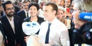 Emmanuel Macron tient au robot au salon Viva technology à Paris, le 15 juin 2017