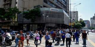 Des utilisateurs du métro de Caracas contraints de marcher pendant la nouvelle panne d'électricité au Venezuela le 25 mars 2019.