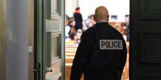 Un policier devant l'entrée de la salle d'audience du tribunal de Bordeaux, où Vincent Leroyer était jugé ce 23 janvier