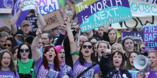 Des manifestantes défilent dans les rues de Dublin, au mois de septembre, pour revendiquer le droit à l'avortement.