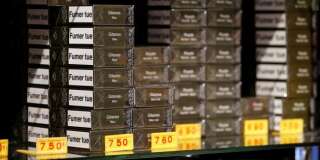 Des paquets neutres de cigarettes en vente dans un bureau de tabac parisien le 2 janvier 2017.