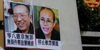 Des portraits de Liu Xiaobo et de sa femme Liu Xia laissés par des manifestants devant l'ambassade de Chine à Hong Kong, le 27 juin.