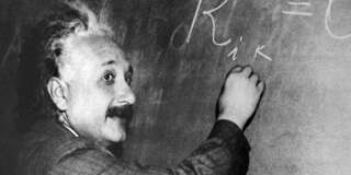 Albert Einstein a établi que la lumière avait toujours la même vitesse dans le vide.