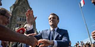 Le Président Emmanuel Macron quitte le bureau de vote du Touquet après avoir voté pour les législatives, le 11 juin 2017.