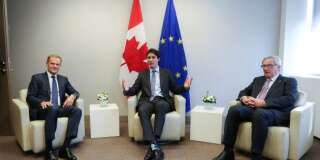 Donald Tusk (Gauche),  Justin Trudeau (Centre)  et Jean Claude Juncker (Droite) avant la signature du CETA