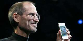 Steve Jobs présente l'iPhone 4 d'Apple, en juin 2010.
