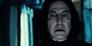 Severus Rogue, incarné par Alan Rickman, décède dans le dernier volet de la sage