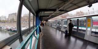 C'est à la station Bastille, sur la ligne 1 du métro de Paris que l'attaque s'est produite. La victime souffre de brûlures graves aux mains, aux avant-bras et au visage.