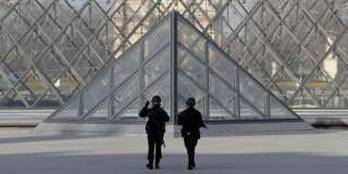 Des policiers sécurisent le musée du Louvre après l'attaque de militaires en faction, le 3 février à Paris.