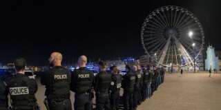 Près de 200 policiers ont manifesté dans la nuit de samedi à dimanche 30 octobre sur le Vieux Port de Marseille.