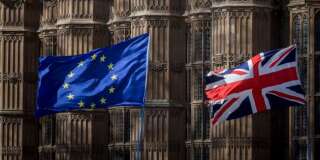 Le drapeau de l'UE et du Royaume-Uni devant l'abbaye de Westminster lors d'une manifestation contre le Brexit devant le Parlement à Londres le 14 mars 2019.