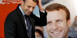 Emmanuel Macron en dédicace de son livre, le 24 novembre à Paris.  REUTERS/Charles Platiau