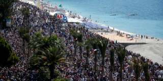 A general view shows the crowd gathering on the Promenade des Anglais during a minute of silence on the third day of national mourning to pay tribute to victims of the truck attack along the Promenade des Anglais on Bastille Day that killed scores and injured as many in Nice, France, July 18, 2016.   REUTERS/Eric Gaillard