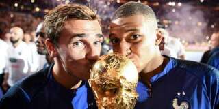 Griezmann et Mbappé embrassent la Coupe du Monde devant le public du Stade de France, le 9 septembre 2018.