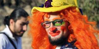 Cette photo non datée, offerte par un journaliste militant d'Alep, montre Anas al-Basha, 24 ans, déguisé en clown.