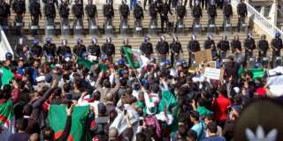 Des Algériens manifestant devant l'hôtel de ville d'Oran lors d'un rassemblement contre le président Abdelaziz Bouteflika, le 1er mars 2019.