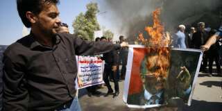 En Irak, des manifestants brûlent une photo de Recep Tayyip Erdogan. La présence de la Turique sur le territoire irakien est plus que jamais controversé.