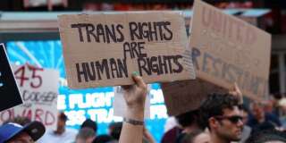 Une manifestation à Times Square, New York, contre le président des Etats-Unis Donald Trump après qu'il ait banni les personnes transgenres de l'armée américaine, le 26 juillet 2017.