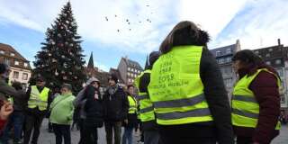 Après la fusillade intervenue à Strasbourg, les gilets jaunes, comme ceux-ci sur le marché de Noël de la capitale alsacienne, sont appelés à suspendre leur mouvement.