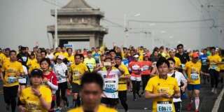 Des dizaines de coureurs de marathon en Chine prennent des raccourcis, voire se font remplacer. L'Etat a choisi de traquer les participants grâce à la reconnaissance faciale.