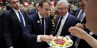Emmanuel Macron goûte de la viande au Salon de l'agriculture, ce 23 février.