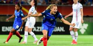 Eugénie Le Sommer célèbre son but contre l'Islande à l'Euro de football, le 18 juillet aux Pays-Bas.