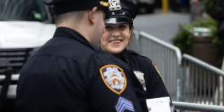 Des officiers de la police new-yorkaise dans les rues de Manhattan.