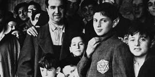 Photo prise en 1942 de juifs portant l'étoile jaune internés dans le camp de Drancy en Seine-Saint-Denis, après avoir transité par le stade du Vélodrome d'Hiver à Paris.