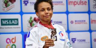 Amandine Buchard, championne d'Europe en 2017, pose avec sa médaille de bronze lors des derniers Mondiaux de judo, en septembre 2018, à Bakou, en Azerbaïdjan.