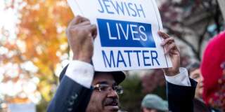 Une marche réunissant plusieurs milliers de personnes dans Pittsburgh a été organisée en hommage aux victimes qui ont perdu la vie dans la fusillade de la synagogue L'Arbre de vie.