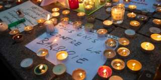 Sur le marché de Noël de Strasbourg le 12 décembre 2018, des bougies en hommage aux victimes de l'attentat de la veille.