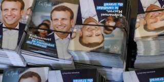 Des tracts de campagne d'Emmanuel Macron, leader du mouvement En Marche ! et candidat à l'élection présidentielle 2017, vus dans son QG de campagne à Paris, le 19 janvier 2017.