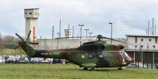 Un hélicoptère militaire devant la prison d'Alençon-Condé-sur-Sarthe, mardi 5 mars.