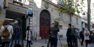 Journalists stand in front of the entrance of a luxury residence on the Rue Tronchet in central Paris, France, October 3, 2016 where masked men robbed U.S. reality TV star Kim Kardashian West at gunpoint early on Monday, stealing jewellery worth millions of dollars, police and her publicist said.  REUTERS/Gonzalo Fuentes