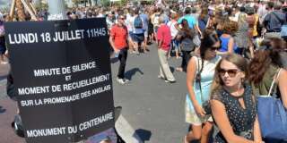 La Promenade des Anglais le 18 juillet 2016, peu de temps avant la minute de silence en hommage aux victimes de l'attentat de Nice.