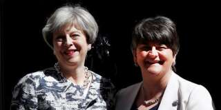 La Première ministre britannique Theresa May et la leader du DUP Arlene Foster, devant le 10 Downing Street à Londres, le 26 juin.