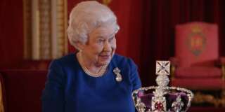 Elizabeth II révèle les secrets de son couronnement (et ce que ça fait de porter une couronne d'un kilo sur le crâne).