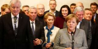 Angela Merkel et le leader de la CSU Horst Seehofer parlent après l'échec des négociations, le 20 novembre à Berlin.