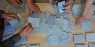 Dépouillement du scrutin du 26 juin 2016 à Saint-Herblain (44) / AFP PHOTO / LOIC VENANCE
