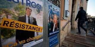 Les affiches de campagne de Christian Estrosi (LR), maire de Nice, et de Marion Maréchal Le Pen (FN), lors du second tour des élections régionales, ici à Antibes, le 1er décembre 2015.