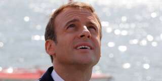 Emmanuel Macron en visite sur une base nautique le 3 août.