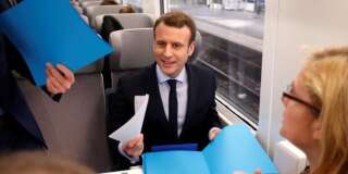 Emmanuel Macron dans un train lors de sa campagne présidentielle.