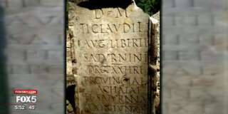 Cette pierre tombale n'a pas vraiment sa place dans le sol américain, à des milliers de kilomètres de Rome. Et pourtant...
