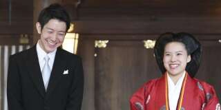 La princesse Ayako et son époux Kei Moriya à la sortie de leur cérémonie de mariage au sanctuaire Meiji de Tokyo, ce lundi 29 octobre.