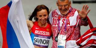 La Russe Mariya Savinova, suspendue pour dopage en 2015, pose avec son coach après sa victoire en finale du 800 m aux JO de Londres en 2012